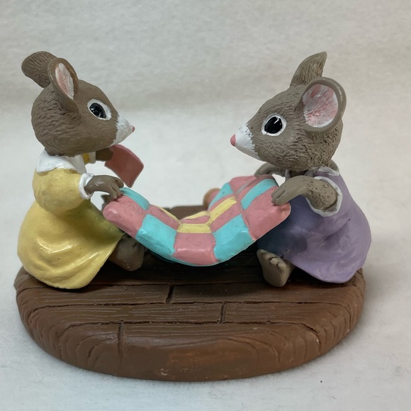 Mice with Quilt Tender Touches Hallmark Figurine - Picture 5 of 8